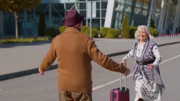 Senior starý manžel a manželka důchodci turisté setkání v letištním terminálu po cestování - Záběry, video