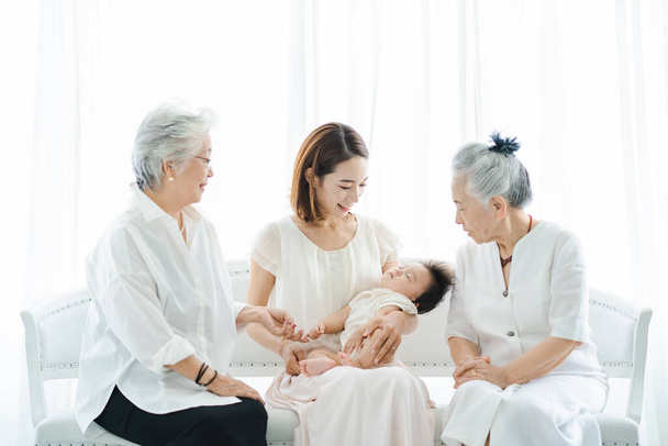 Asiática mãe segurando um bebê e duas mulheres seniores - Foto, Imagem