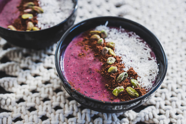 vegan acai pistachio coconut smoothie bowl, healthy plant-based food recipes for summer - Foto, afbeelding