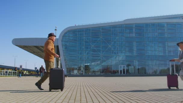 Starší starý manžel manželka důchodci turisté setkání v terminálu letiště po dlouhém odloučení - Záběry, video