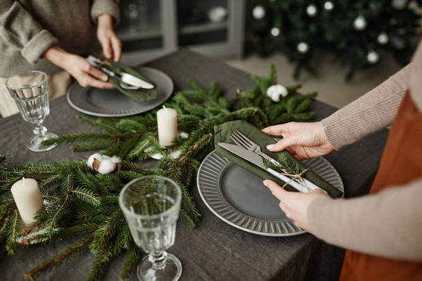 Apparecchiare la tavola da pranzo per Natale - Foto, immagini