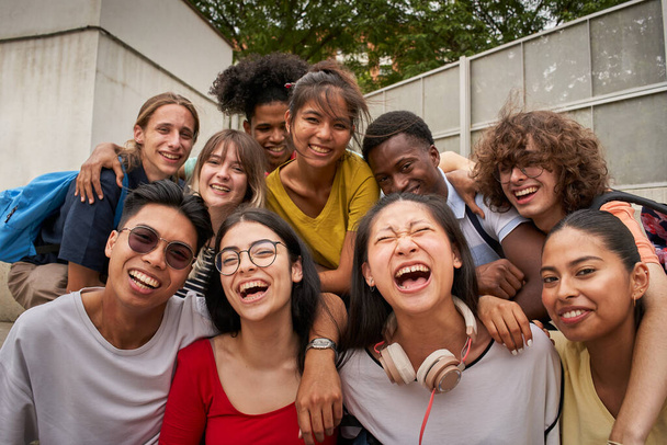 Selfie d'un groupe d'étudiants regardant la caméra rire. Heureux d'être de retour à l'école et d'être avec leurs camarades de classe. - Photo, image