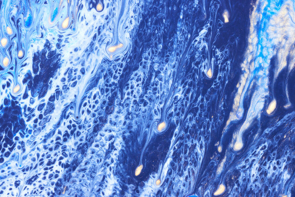 浮遊塗料で作られた青創造的なテクスチャ。流れるインクのマクロ写真 - 写真・画像
