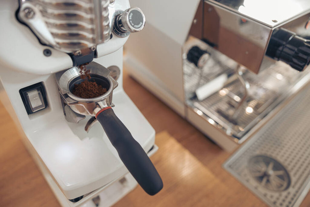 Профессиональная автоматическая кофемашина с портативным фильтром в кафетерии - Фото, изображение