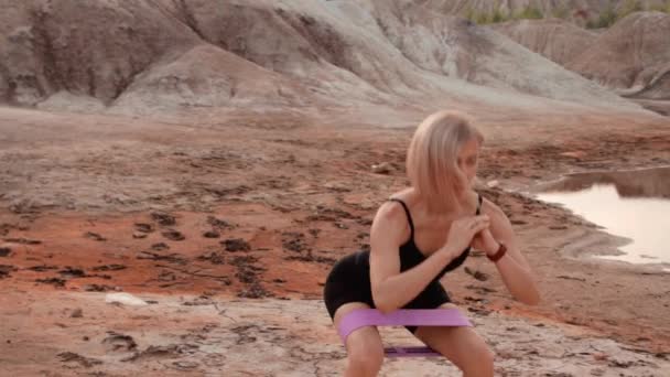Mujer haciendo ejercicio en la localidad seca sin vida - Metraje, vídeo