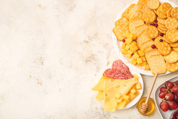 Galletas crujientes con queso, salchichas y miel sobre fondo grunge - Foto, imagen