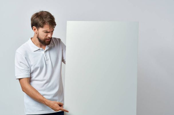 emotionele man in een wit t-shirt met mocap poster  - Foto, afbeelding