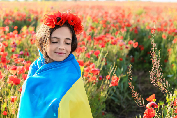 Bambina con bandiera ucraina nel campo di papavero - Foto, immagini