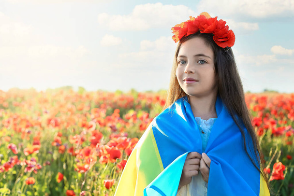 Menina com bandeira ucraniana no campo de papoula - Foto, Imagem