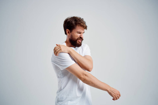 Mann mit Schmerzen im Nacken gesundheitliche Probleme auf isoliertem Hintergrund. Hochwertiges Foto - Foto, Bild