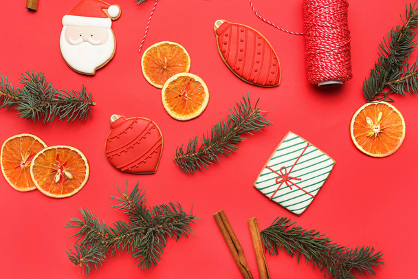 Hermosas galletas de Navidad con decoración sobre fondo de color - Foto, Imagen