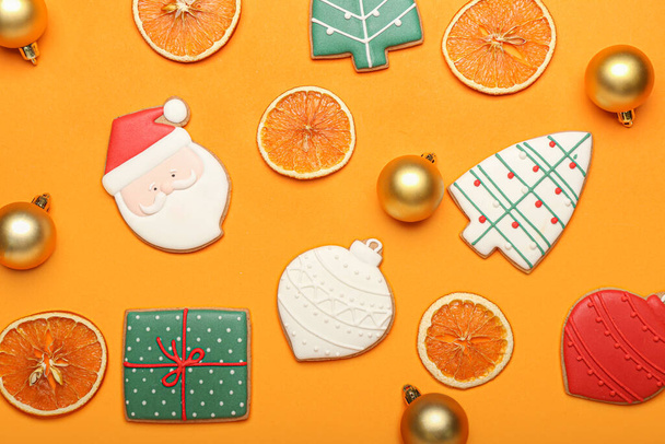 美しいクリスマスクッキーと色の背景の装飾 - 写真・画像