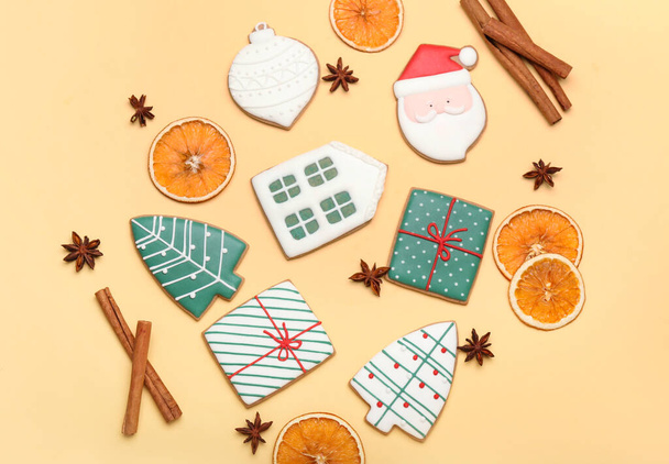 Renkli arkaplanlı baharatlı güzel Noel kurabiyeleri - Fotoğraf, Görsel