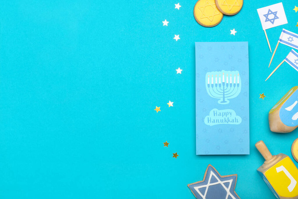 Diferentes símbolos de Hanukkah e cartão de saudação no fundo de cor - Foto, Imagem