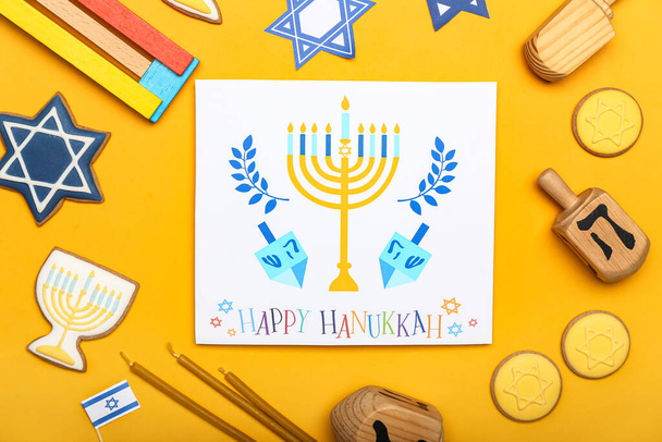 Διαφορετικά σύμβολα του Χάνουκα και ευχετήρια κάρτα στο φόντο χρώμα - Φωτογραφία, εικόνα