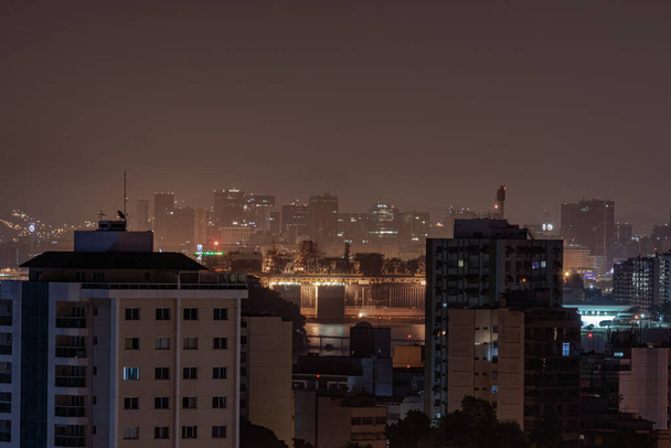 Niteroi, Rio de Janeiro, Brazil - CIRCA 2021: Фотографічний запис нічного міського ландшафту, знятого в місті Нітрой-РДж. Це місто належить до столичного регіону другого за економічною активністю штату на південному сході Бразилії.. - Фото, зображення