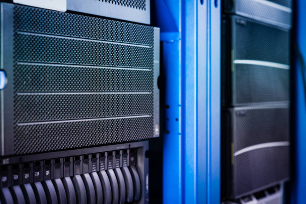 Fila de discos rígidos usados para armazenamento de dados no data center da internet - Foto, Imagem