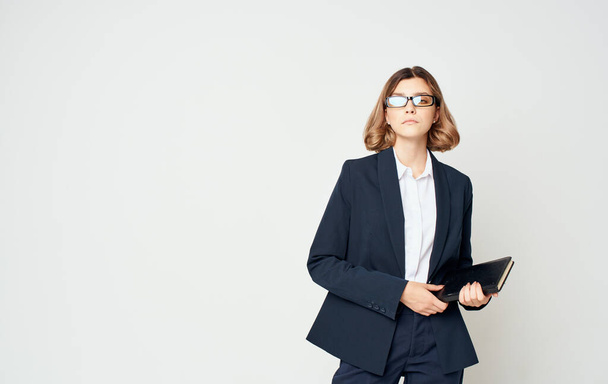 mujer con gafas estilo de vida ejecutivo aislado fondo - Foto, imagen