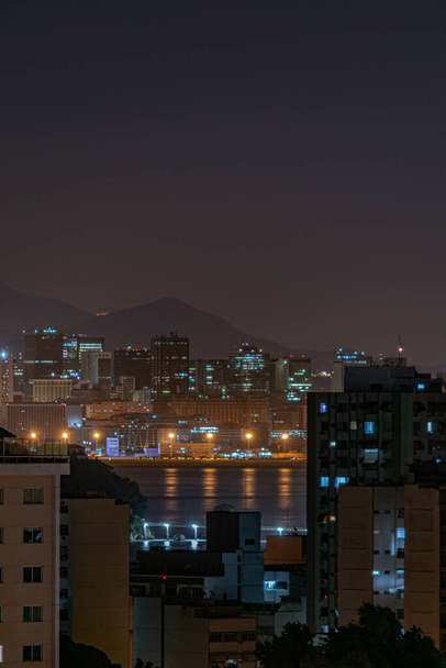 Niteroi, Rio de Janeiro, Brazil - CIRCA 2021: Фотографічний запис нічного міського ландшафту, знятого в місті Нітрой-РДж. Це місто належить до столичного регіону другого за економічною активністю штату на південному сході Бразилії.. - Фото, зображення