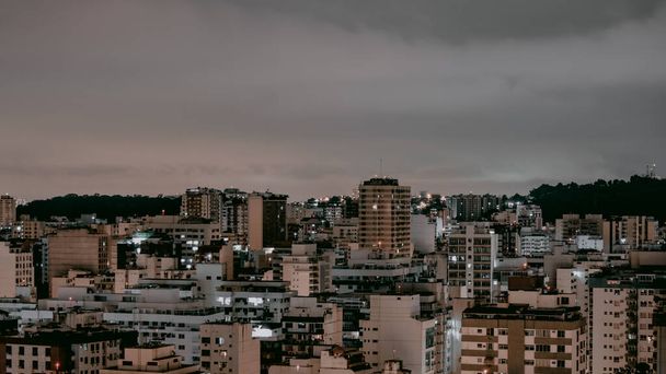 Niteroi, Rio de Janeiro, Brasilien - CIRCA 2021: Fotografische Aufzeichnung einer nächtlichen Stadtlandschaft, aufgenommen in der Stadt Niteroi-RJ. Diese Stadt gehört zur Metropolregion des zweitwirtschaftlich aktivsten Bundesstaates im Südosten Brasiliens. - Foto, Bild