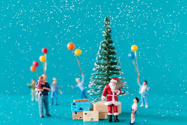 Miniatuur mensen, Kerstman levering geschenkdoos voor kinderen, Kerstmis en Gelukkig Nieuwjaar concept. - Foto, afbeelding