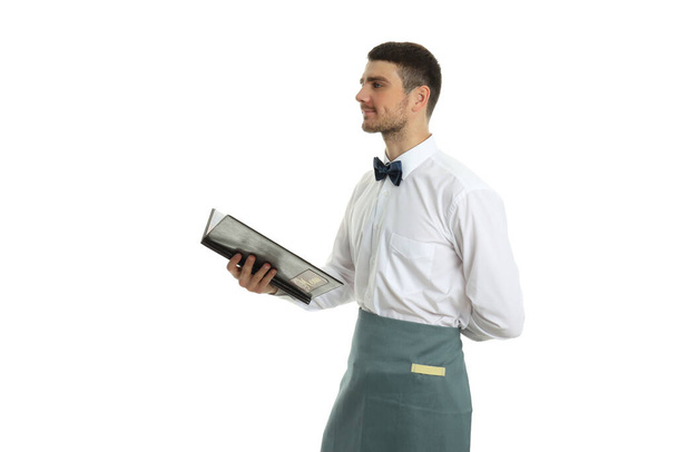 Joven camarero sostiene menú, aislado sobre fondo blanco. - Foto, Imagen