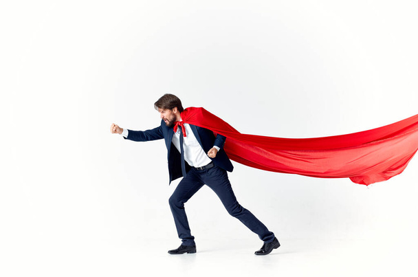 hombre de negocios en un traje impermeable rojo  - Foto, imagen