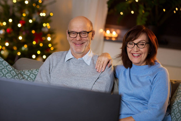 senior couple watching tv at home on christmas - Zdjęcie, obraz