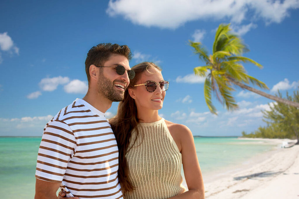 happy couple over tropical beach background - Φωτογραφία, εικόνα