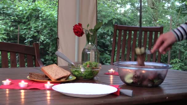 Чоловік знімає м'ясо, запечене на шампурі, і кладе у скляну тарілку
 - Кадри, відео