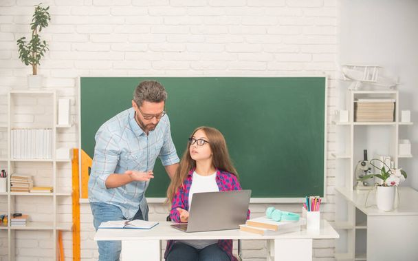 koncentrált apa és gyermek tanulmány az iskolában laptop táblán háttér, gyermekkor - Fotó, kép