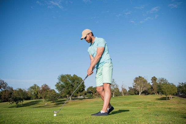 golfista impegnato in cap con golf club, campo da golf - Foto, immagini