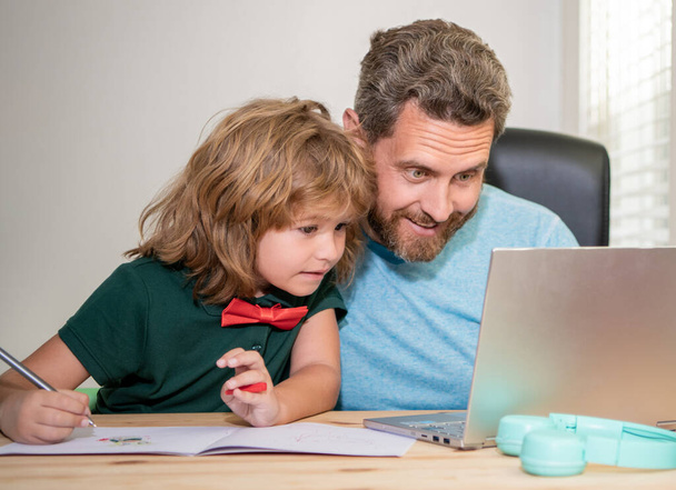 maduro homem professor ou pai ajudando filho miúdo com escola lição de casa no computador, verifique e-mail - Foto, Imagem