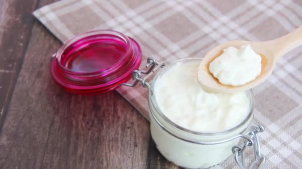  yogurt al latte fermentato bianco in una ciotola di vetro - Filmati, video