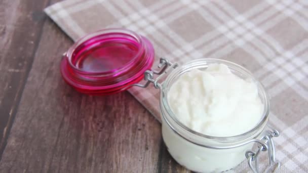 yogurt de leche fermentada blanca en un tazón de vidrio - Metraje, vídeo