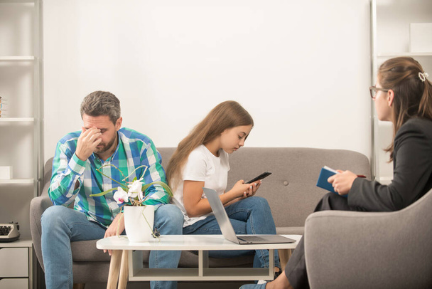 worried father talk to family psychologist about phone addicted child, relationship - Foto, imagen