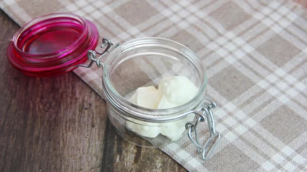  yogurt de leche fermentada blanca en un tazón de vidrio - Metraje, vídeo