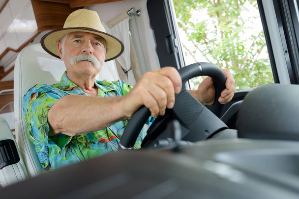 senior man riding vintage camper van - Foto, Imagen