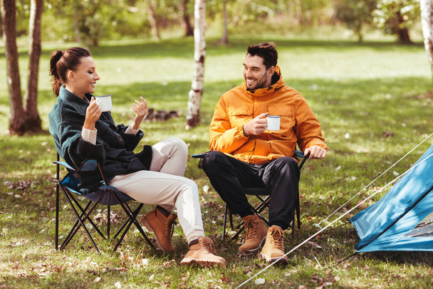 boldog pár teát iszik a sátortáborban - Fotó, kép