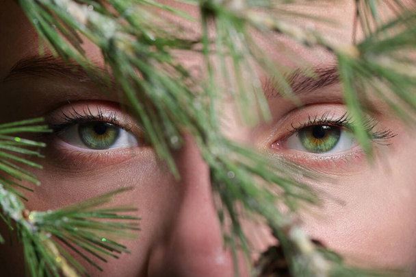Closeup jovem mulher com sombras de pinheiro em seu rosto - Foto, Imagem