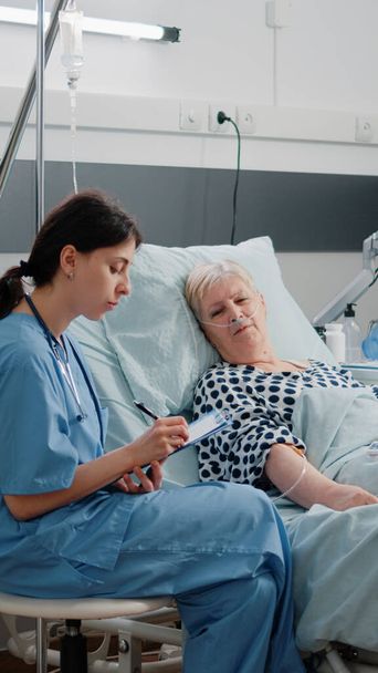 Krankenschwester berät kranke Frau im Gesundheitswesen - Foto, Bild