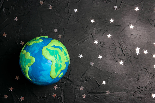 Planet Erde unter den Sternen auf schwarzem Hintergrund. Wissenschaft, Ökologie, Umweltschutz. Welttag-Konzept mit Kopierraum. - Foto, Bild