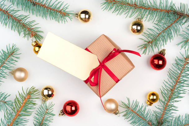 Karácsonyi kézműves ajándék fenyőágakkal és mini baubles - Fotó, kép