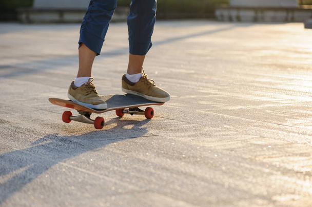 Skateboarder skateboarding outdoors in city - Foto, Imagem