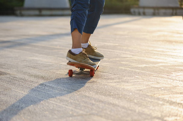 Skateboarder skateboarding outdoors in city - Фото, зображення
