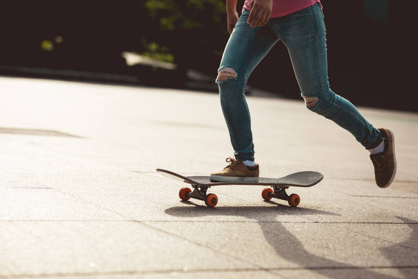 Skateboarder skateboarding outdoors in city - Foto, afbeelding