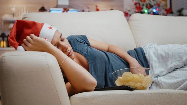 El primer plano del adulto que duerme en el sofá con la escudilla de patatas fritas - Foto, Imagen