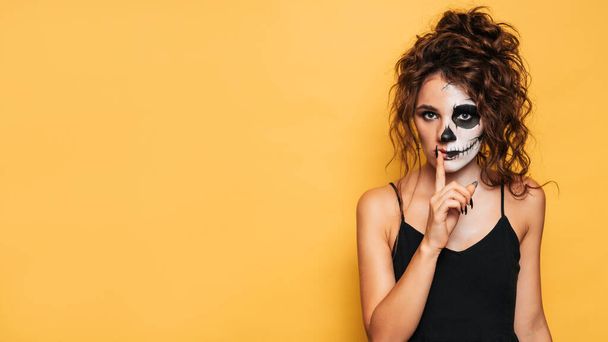 Estudio de una chica con un disfraz de espíritus malignos en una fiesta de disfraces de Halloween. Un lugar para su texto para productos, publicidad. El arte de Halloween - Foto, imagen