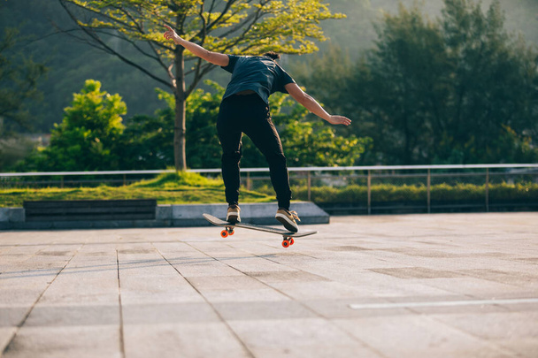 Skateboarder skateboarding outdoors in city - Valokuva, kuva