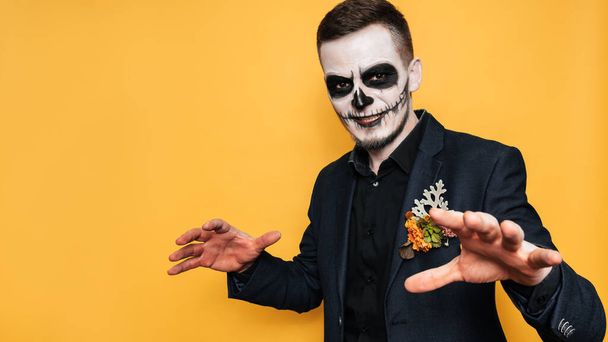 Студийная съемка человека на ярком фоне в костюме злых духов на Хэллоуинской костюмированной вечеринке. Празднование Хэллоуина - Фото, изображение